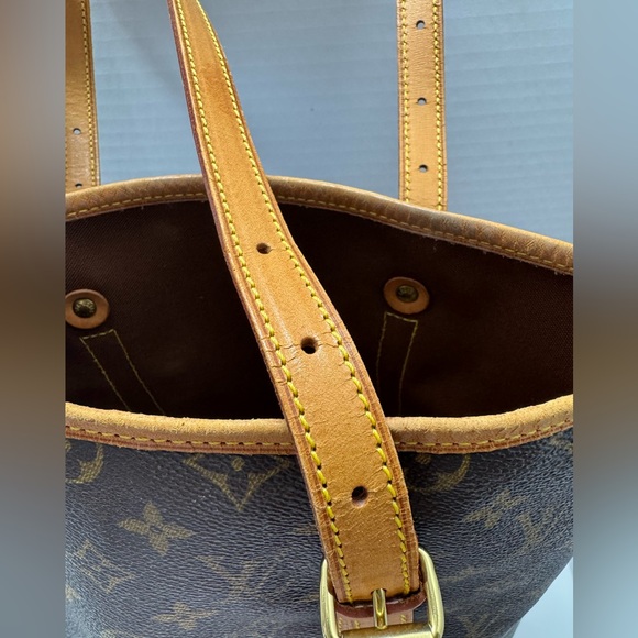 100% Authentic Louis Vuitton Monogram GM Bucket bag. - Picture 12 of 17